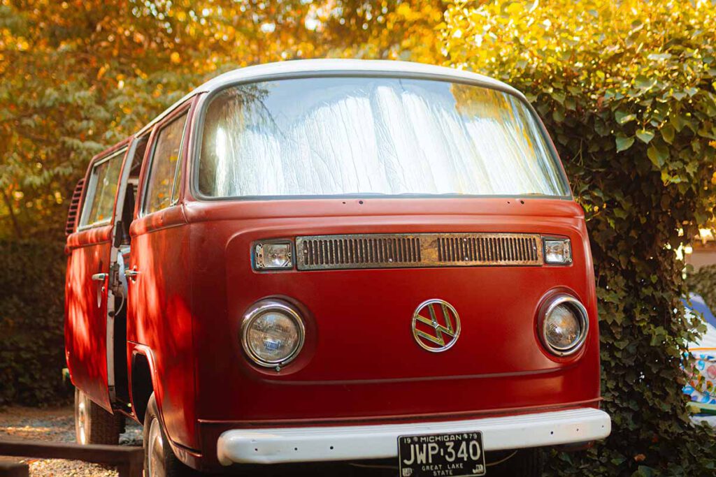 roter VW Bus